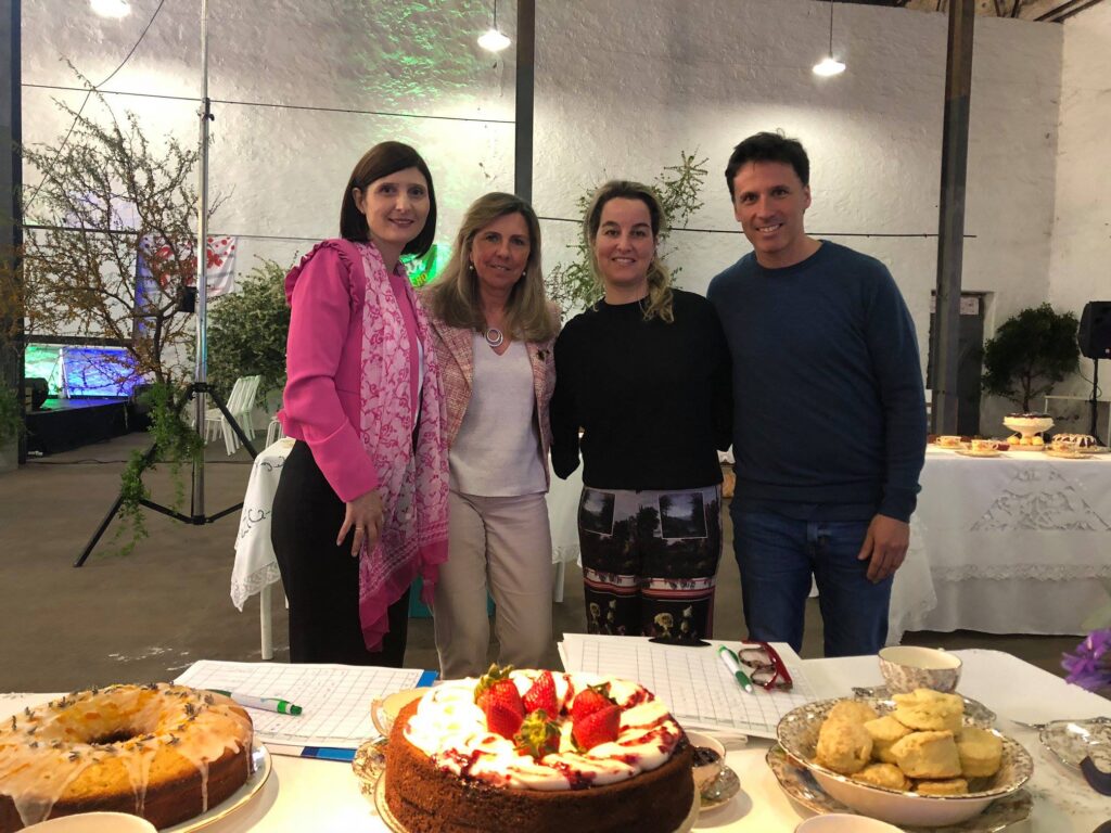 6 ° Concurso Nacional En Conchillas el Te se toma asi con los demas integrantes del jurado sommelier Monica Devoto patisserie Maria Barriola y el chef Diego Taboada. Octubre 2018
